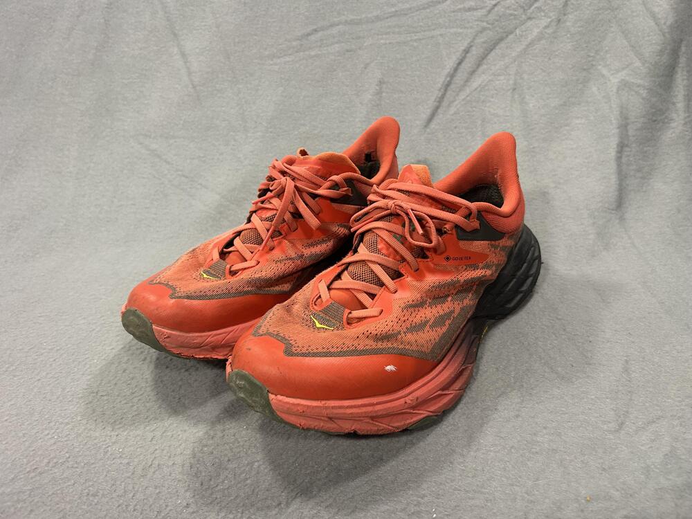 Hoka One One Speedgoat 5 GTX Shoes Mens Size 10.5 Orange Waterproof Trail Vibram